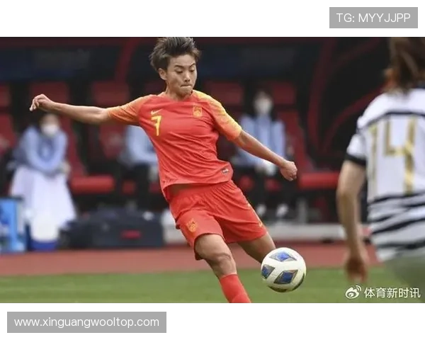 足球明星的华人女友身份揭秘她的背景与故事引发关注 足球明星的华人女友身份揭秘她的背景与故事引发关注